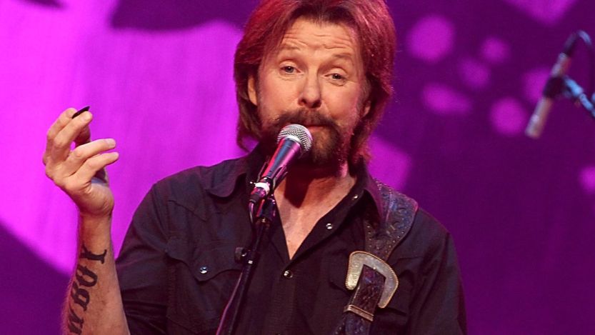 Ronnie Dunn speaking into microphone