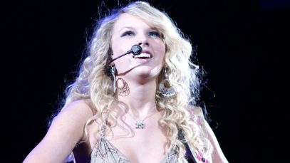 Taylor Swift singing