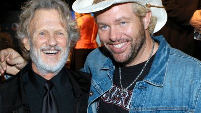 Kris Kristofferson Toby Keith posing together