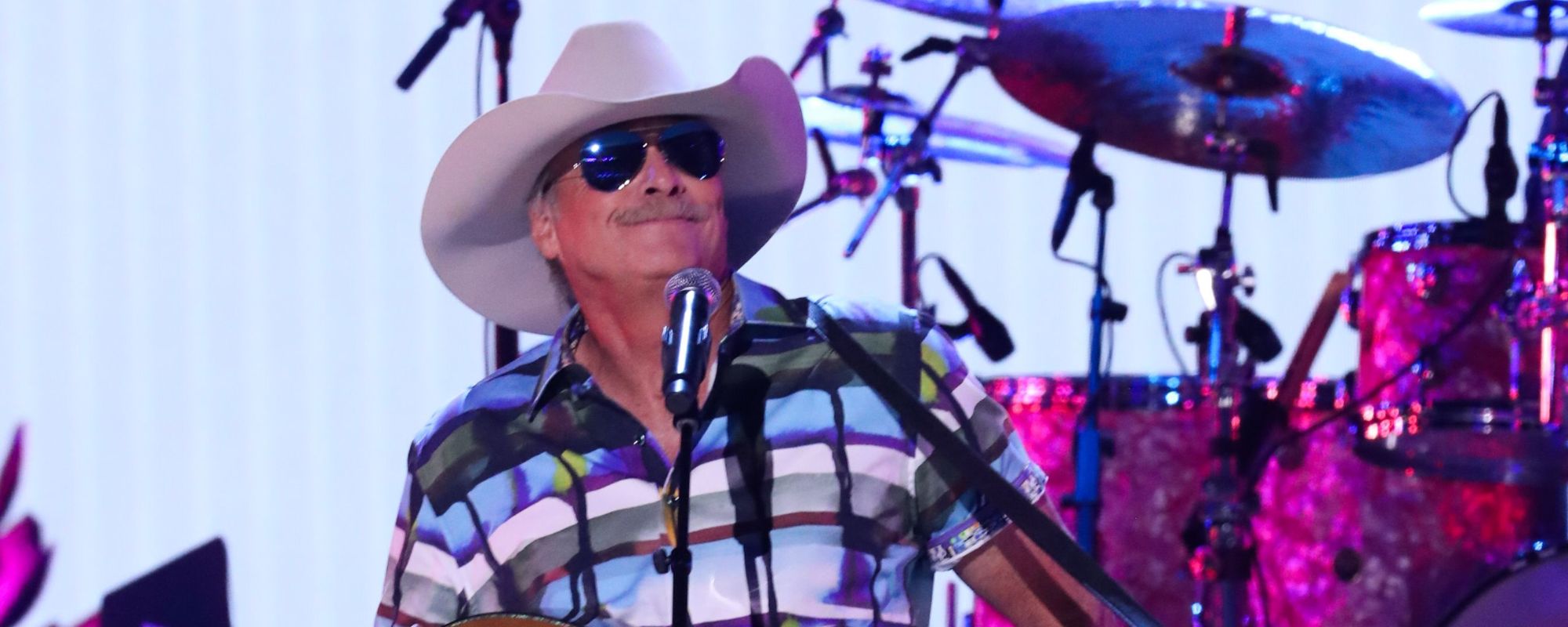 Remember When: Alan Jackson Defended George Jones Without a Word, Leaving Jones and His Wife in Tears