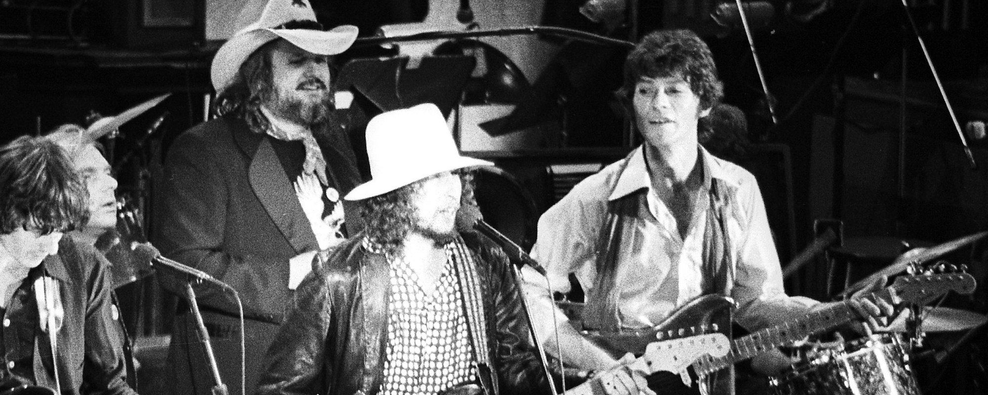 هل تتذكر عندما انضم بوب ديلان إلى الفرقة في فيلم The Last Waltz عام 1976؟ هل تتذكر عندما انضم بوب ديلان إلى الفرقة في فيلم The Last Waltz عام 1976؟