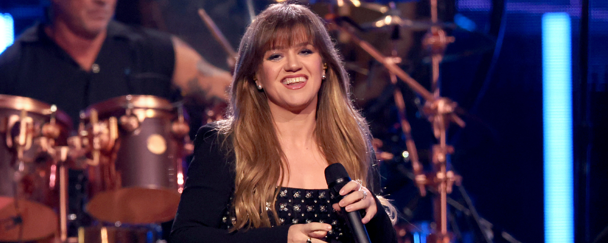 Kelly Clarkson Channels Sabrina Carpenter No. 1 Hit "Please Please Please" on Kellyoke