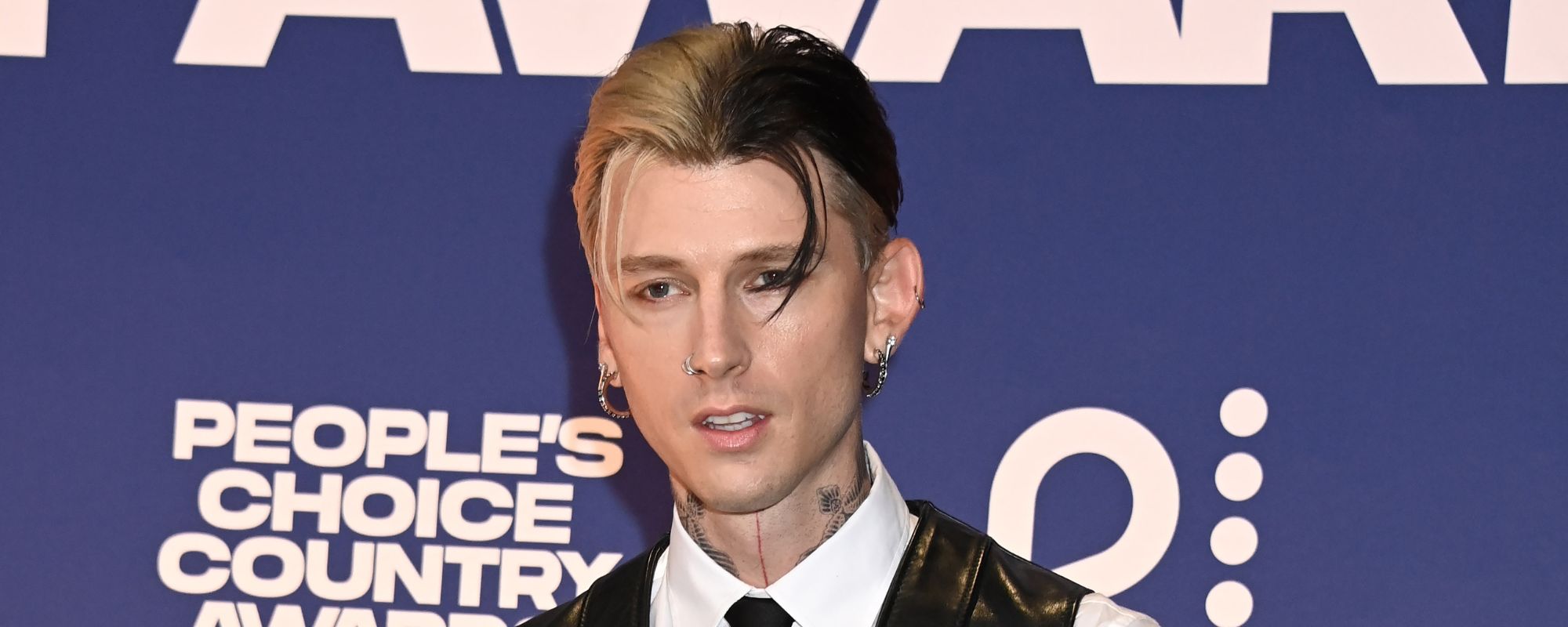 Machine Gun Kelly Will Advise Gwen Stefani’s Team During ‘The Voice’ Playoff Rounds