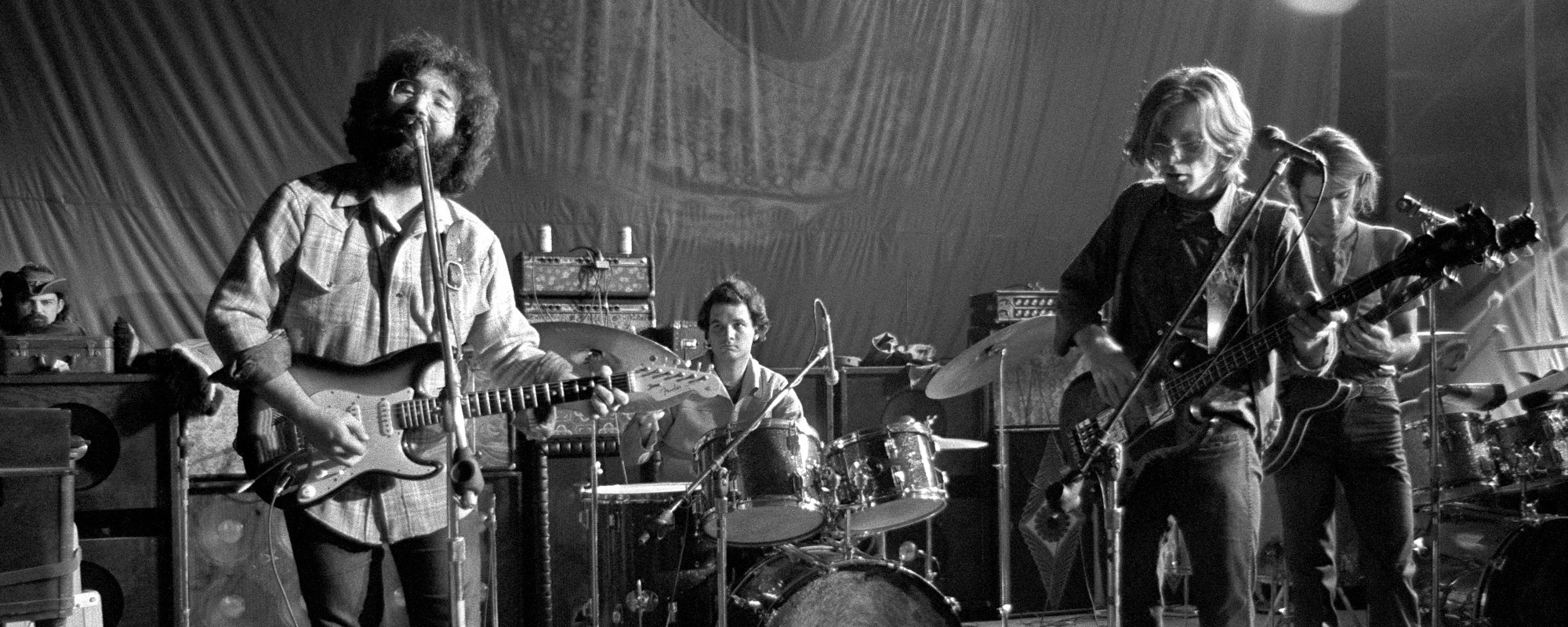 3 مقطوعات موسيقية يجب معرفتها من عصر موسيقى Grateful Dead في الستينيات 3 مقطوعات موسيقية يجب معرفتها من عصر موسيقى Grateful Dead في الستينيات