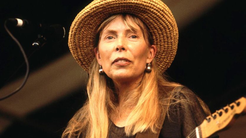 Joni Mitchell performing