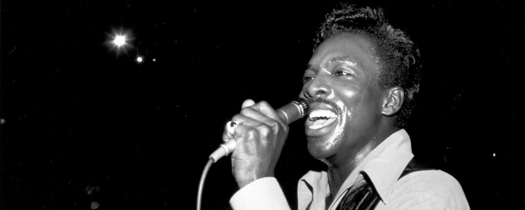 كيف أدى افتقار مؤلف الأغاني إلى المعرفة بالسيارات إلى إصابة ويلسون بيكيت