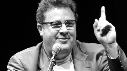 Vince Gill pointing up