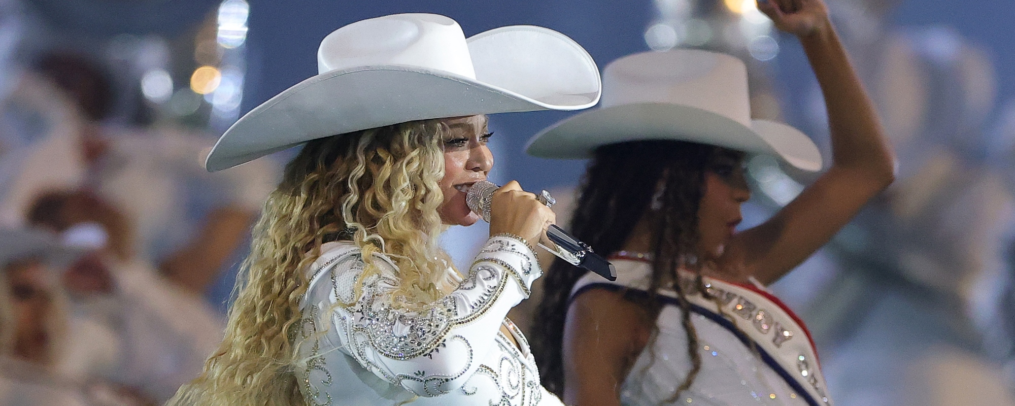 Beyoncé Teases Big Announcement as Christmas Halftime Show Takes the ...