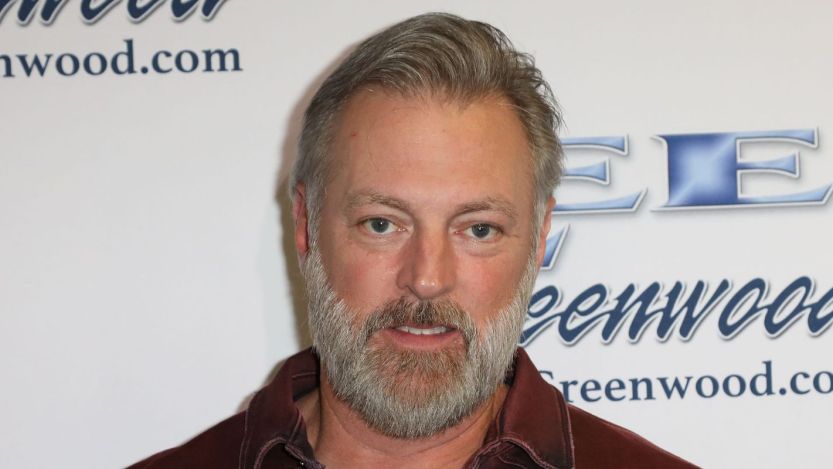 Darryl Worley Gifts Fruit Basket to “Angel” Who Stopped To Help His Daughter After Head-on Collision