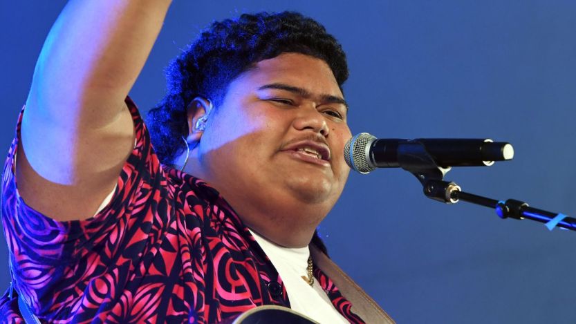 Watch 'American Idol' Champ Help Surprise Junior High Orchestra Teacher