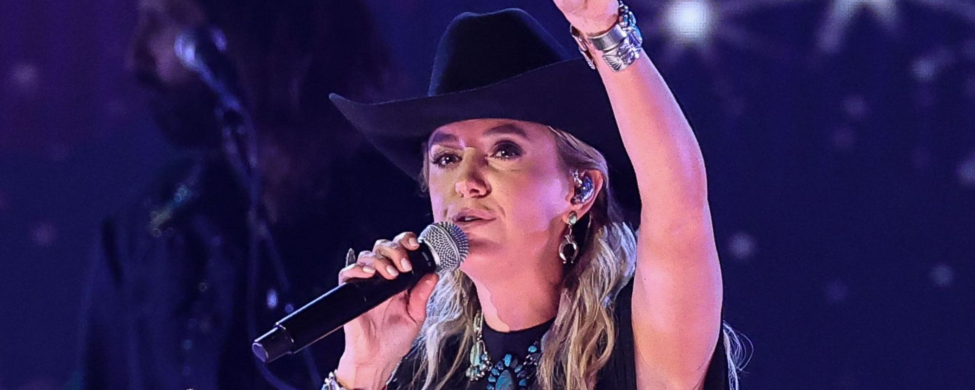 Lainey Wilson Dedicates Vulnerable Performance to “Everyone Feeling Smack Dab in the Middle of It”