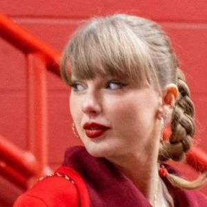 Taylor Swift Reacts To Losing Best Pop Star of the 21st Century Title to Beyoncé