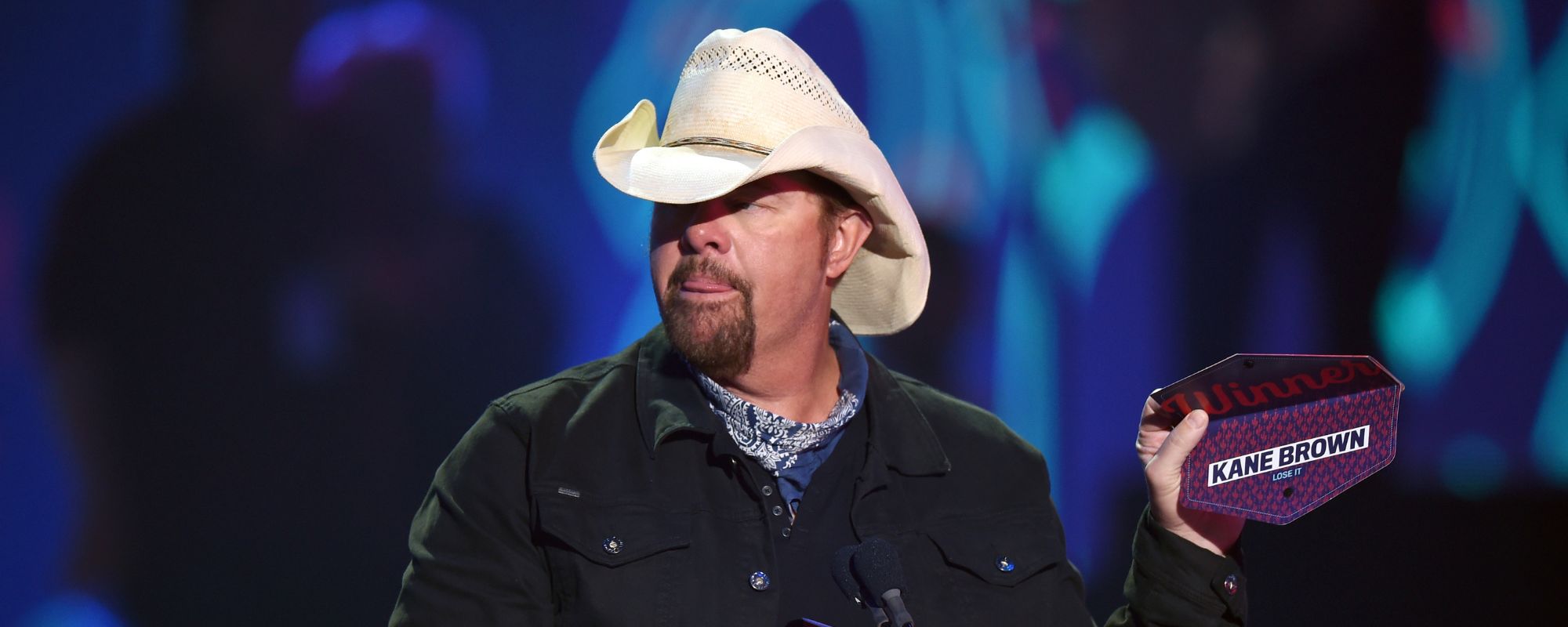 “How Much Y’all Spend on Bleach?” Toby Keith Once Put the Beatdown on a Man Who Insulted His Hair