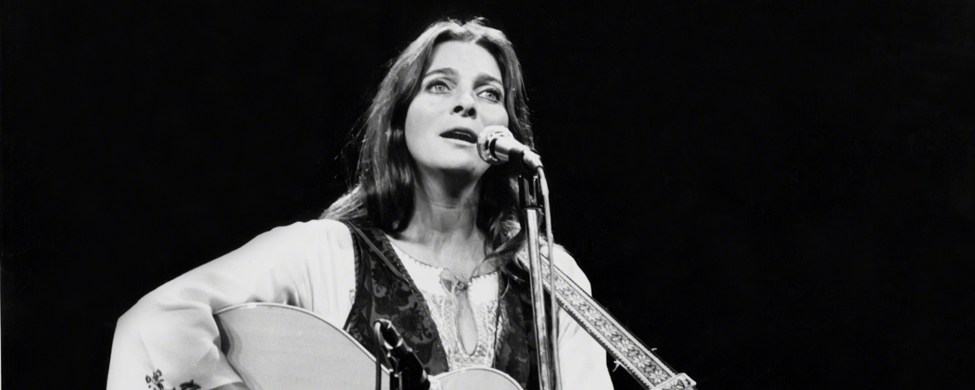 5 Unforgettable Vocal Performances by Judy Collins