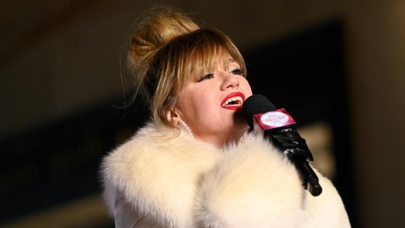 Kelly Clarkson at the 2023 Rockefeller Christmas show