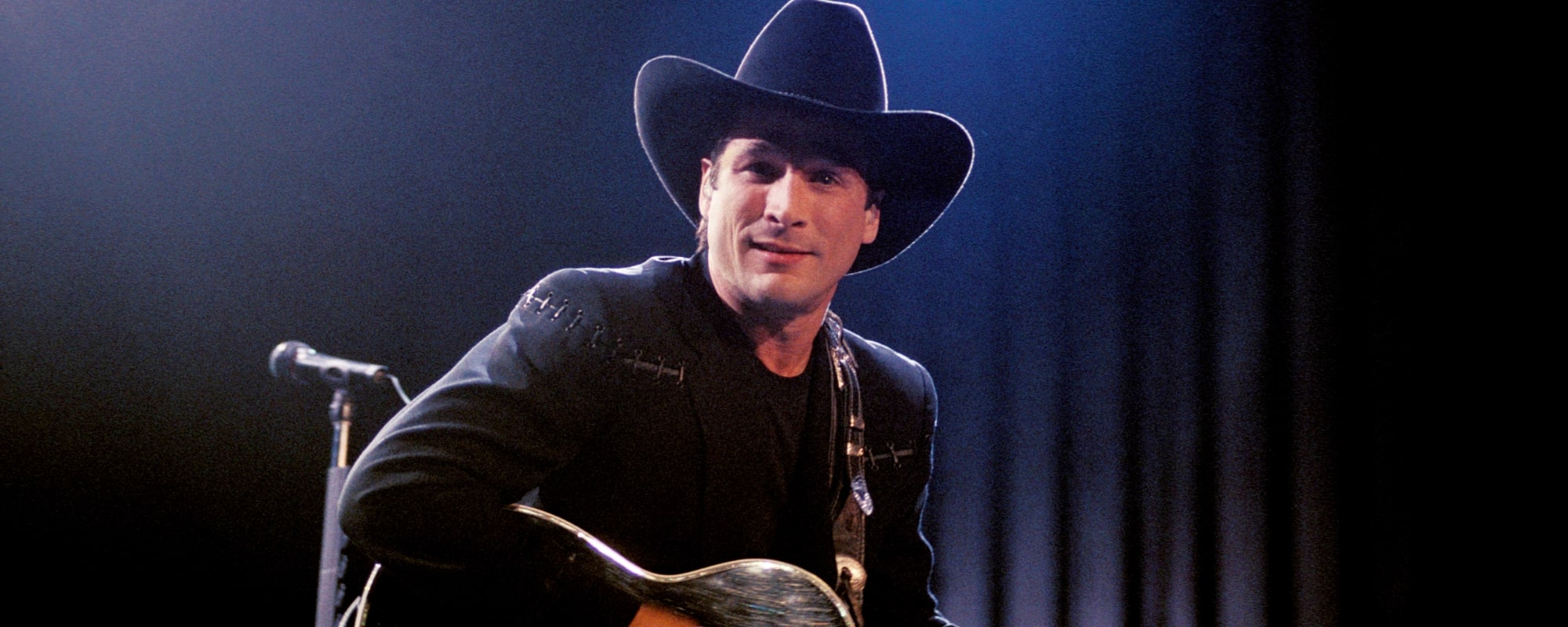 Nacido hoy en 1962, legendario cantautor de música country (y actor consumado) con 13 sencillos número uno