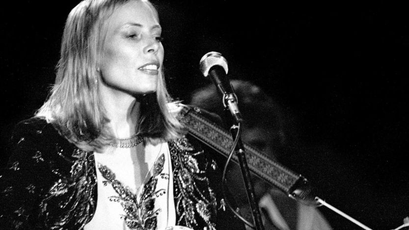 Joni Mitchell performing