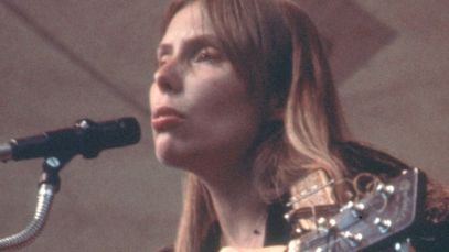 Joni Mitchell performing