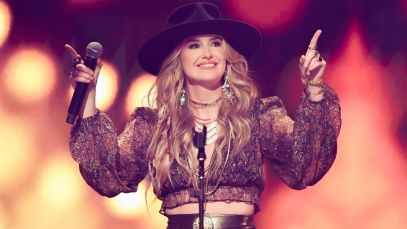 Lainey Wilson performing