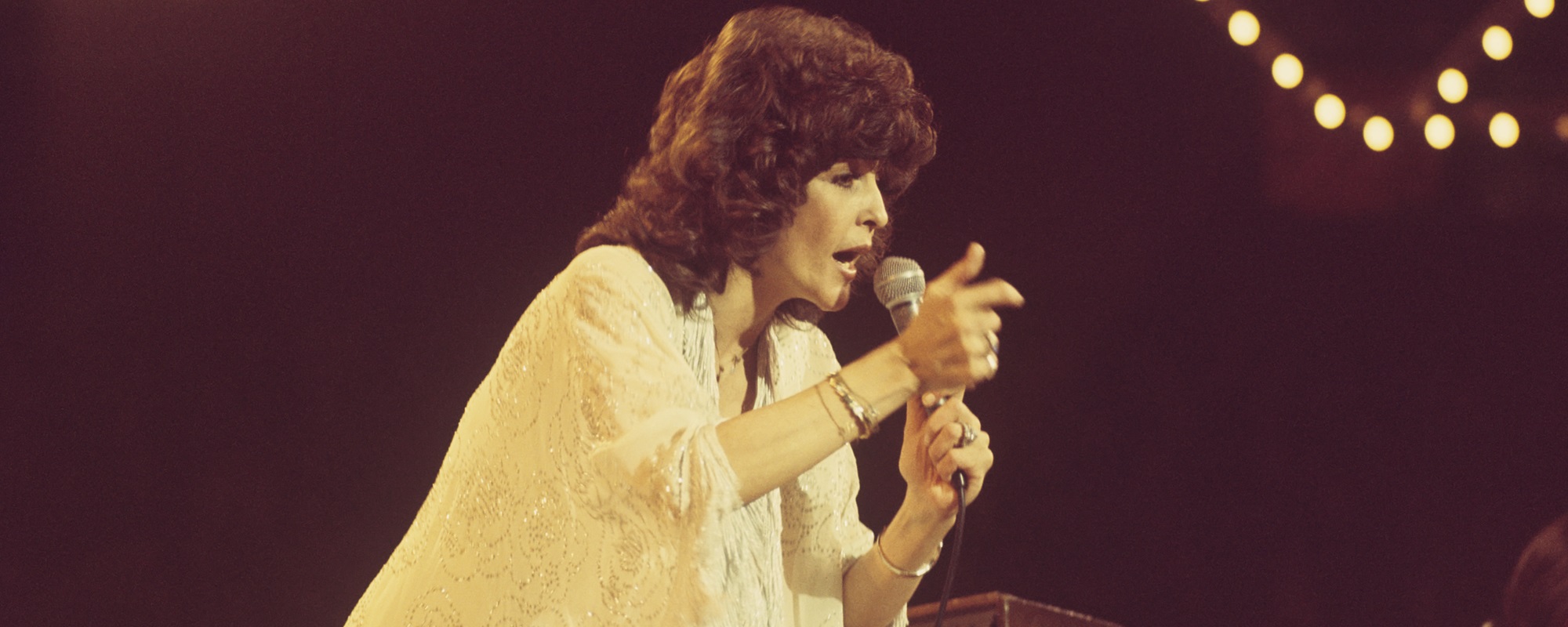 Donna Fargo Performs On Stage