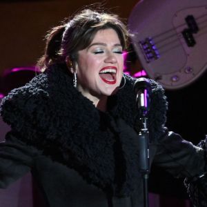 Kelly Clarkson Fans Are Calling for a Billie Eilish Collab After This Dreamy “Birds of a Feather” Cover