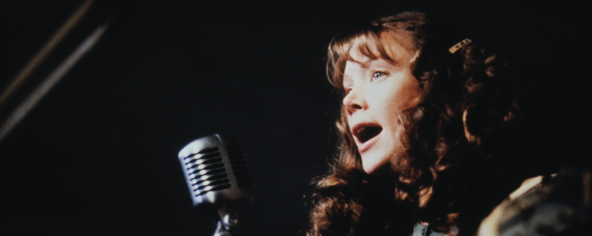 في مثل هذا اليوم من عام 1980، بطولة سيسي سبيسك وتومي لي جونز، واحدة من أعظم أفلام السيرة الذاتية عن نجوم المسارح في البلاد