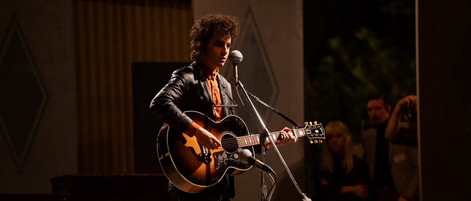 timothee chalamet as bob dylan with a gibson SJ-200