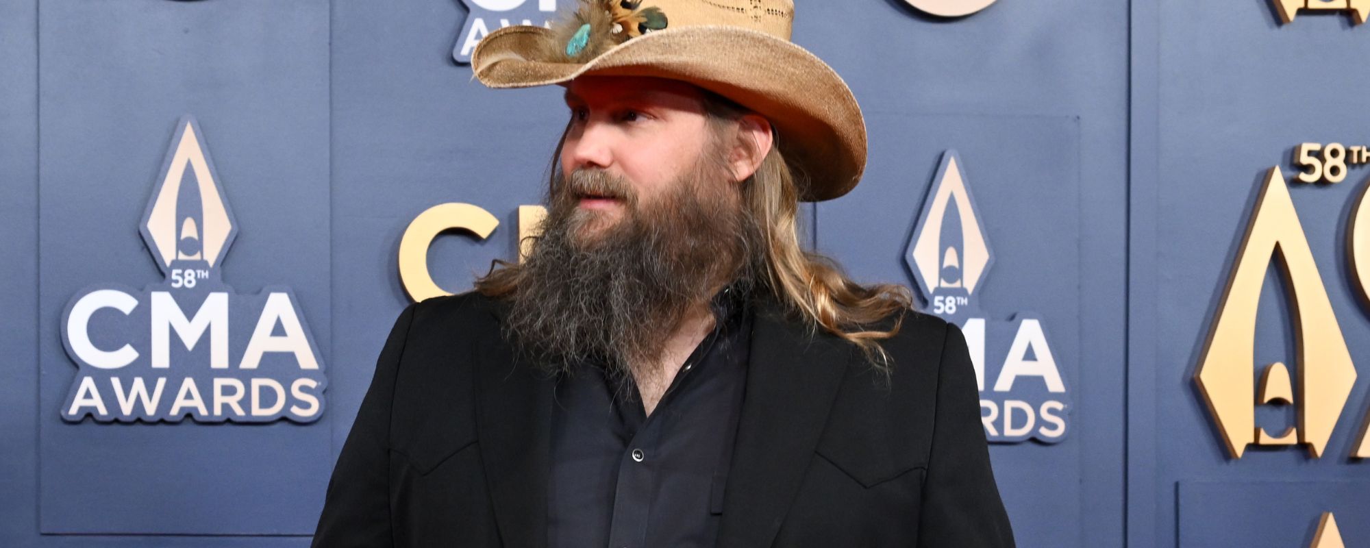 Chris Stapleton looking to the side
