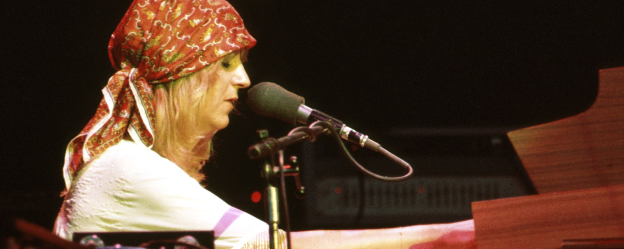 Fleetwood Mac keyboardist Christine McVie performing