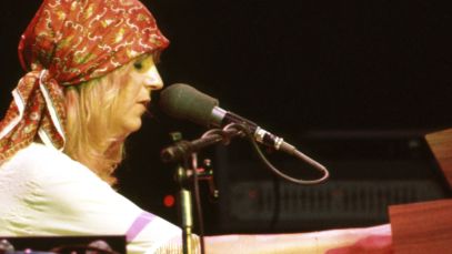 Fleetwood Mac keyboardist Christine McVie performing