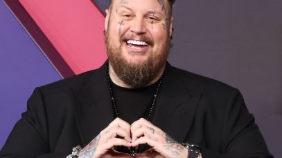 Jelly Roll making heart with his hands