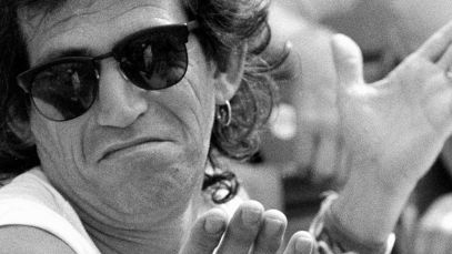 Keith Richards sitting at tennis tournament, one of his jobs before become a rockstar was a tennis ball boy