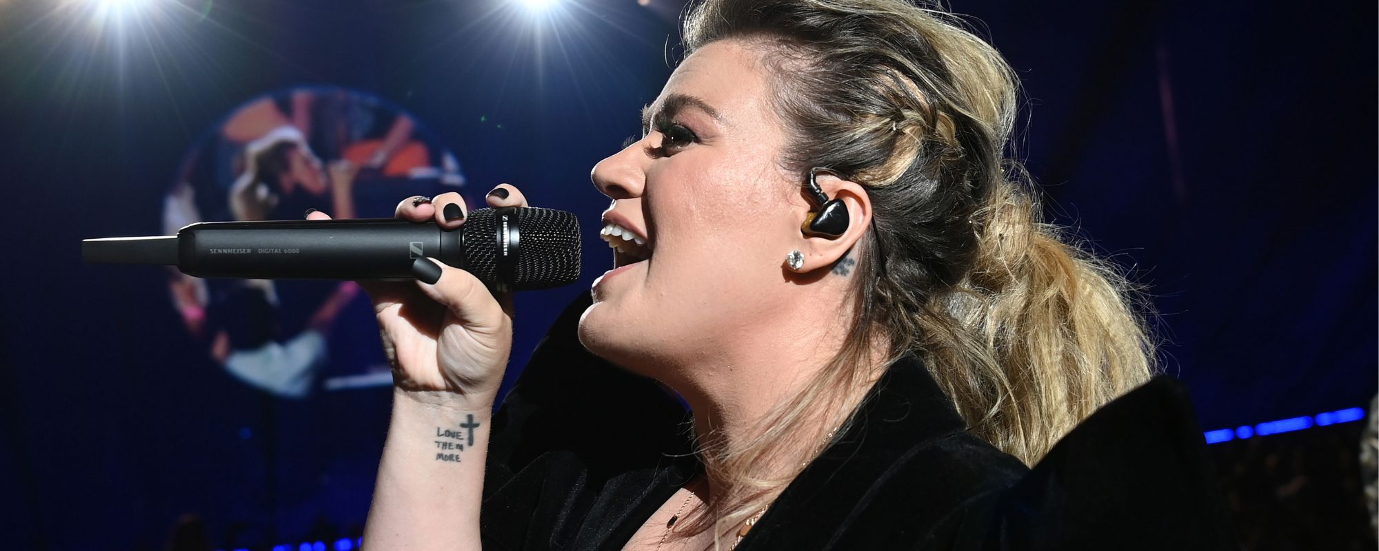 Kelly Clarkson Broke Her Own Record This Week in 2009, and This Performance Shows She’s Still Got It