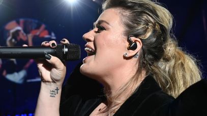Kelly Clarkson performing