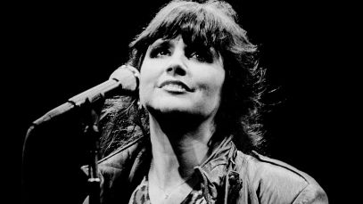 Linda Ronstadt performing