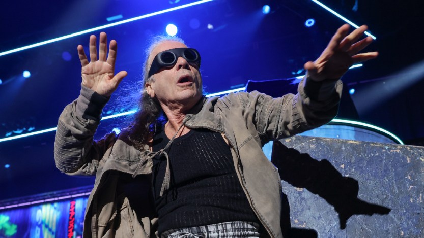 Iron Maiden's Bruce Dickinson Surprises Paris Fans by Performing "Walk" With Pantera