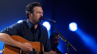 Watch Blake Shelton Autograph a Fan's Prosthetic Leg in North Carolina