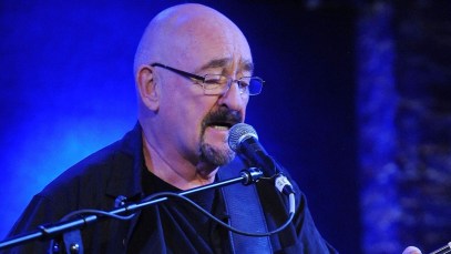 Former Traffic Member Dave Mason “Hospitalized [with] a Serious Infection,” Cancels Series of U.S. Concerts
