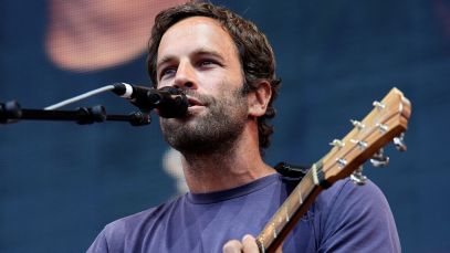 2000s artist Jack Johnson performing