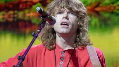 Jesse Welles performing