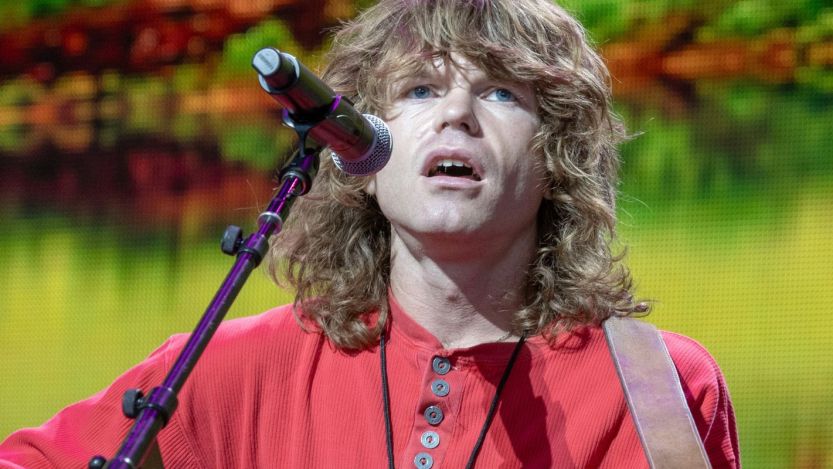 Jesse Welles performing