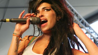 Amy Winehouse performing