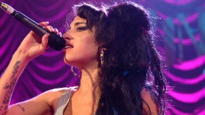 Amy Winehouse performing