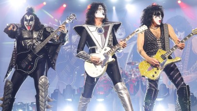 Guitarist Tommy Thayer to Rejoin KISS During Unmasked Reunion Show at Las Vegas Fan Gathering; Sebastian Bach Also to Perform