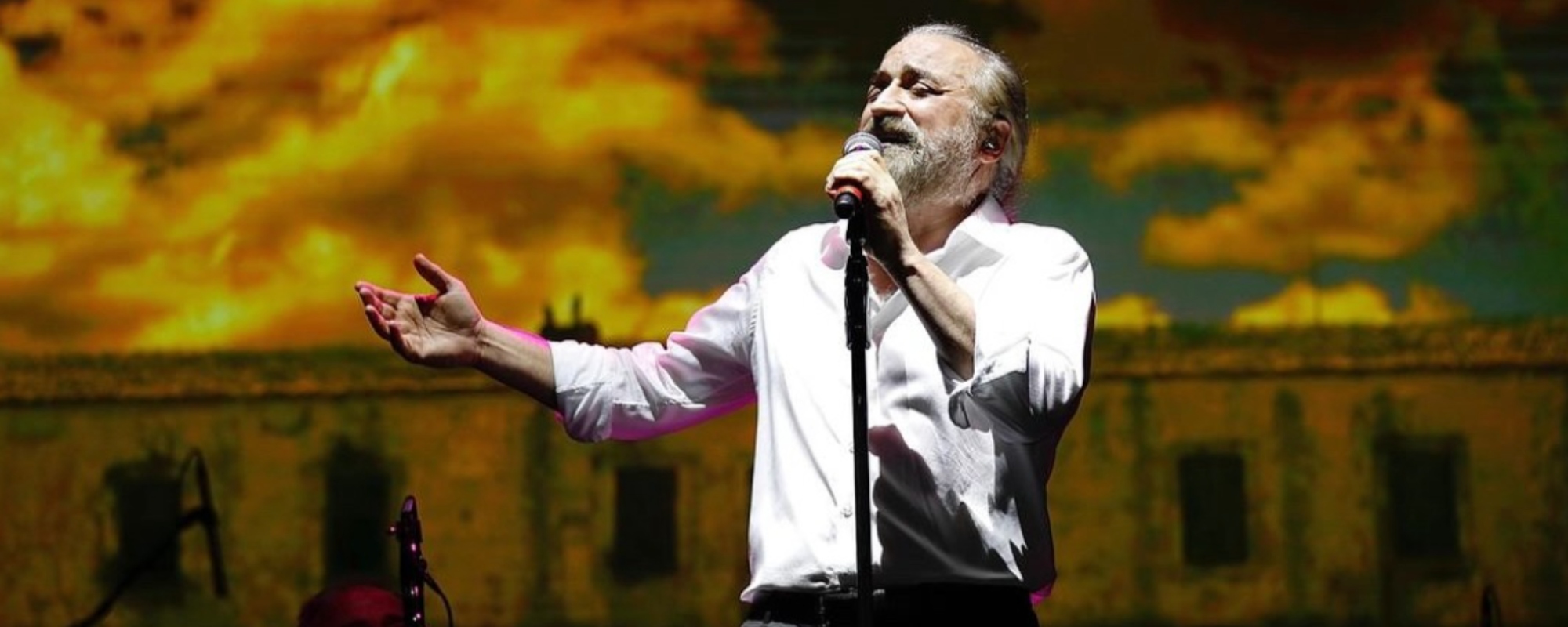 Beloved Turkish Singer Dies After Collapsing On Stage During Performance