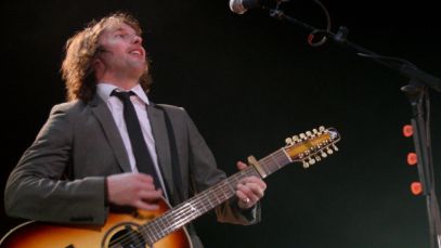 James Blunt, 2000s one-hit wonder for "You're Beautiful," performing