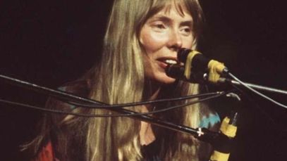 Joni Mitchell performing
