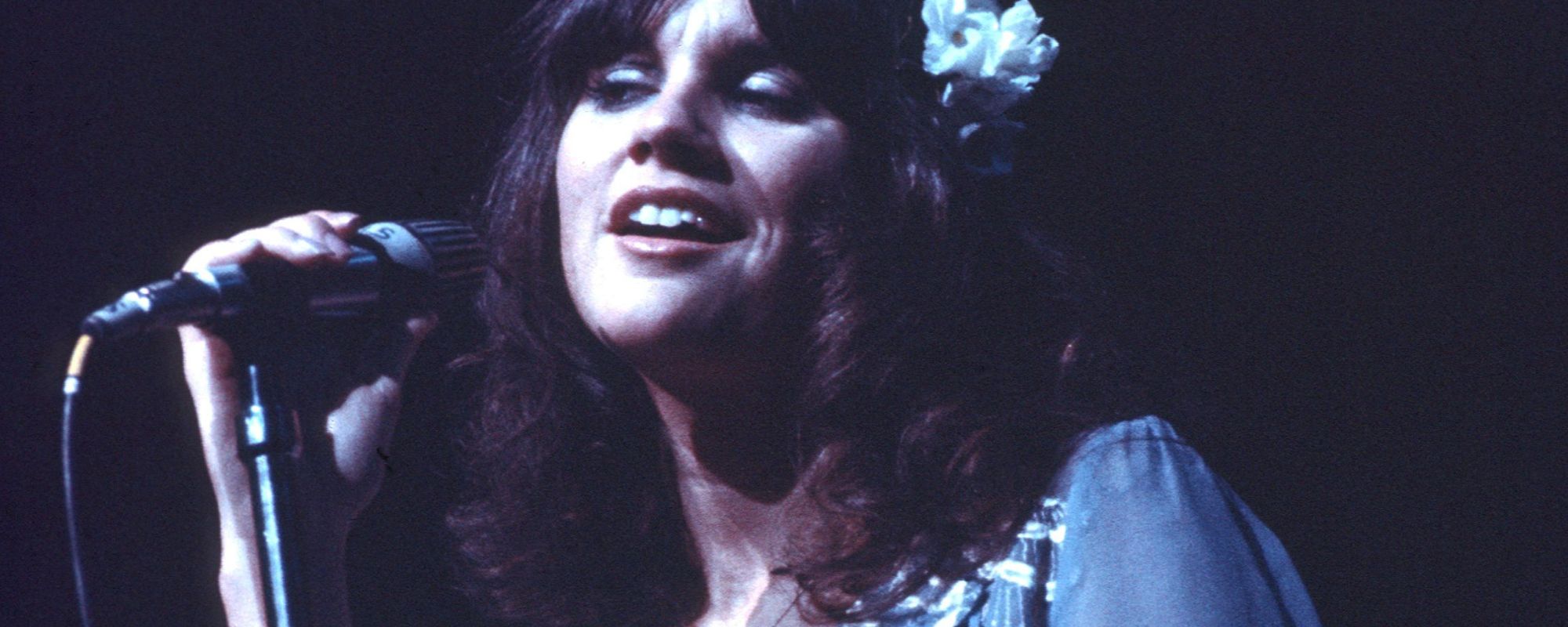 Linda Ronstadt performing