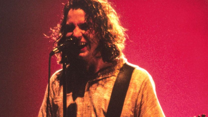 Eddie Vedder performing in 1993, one year after performing in Lollapalooza with Chris Cornell