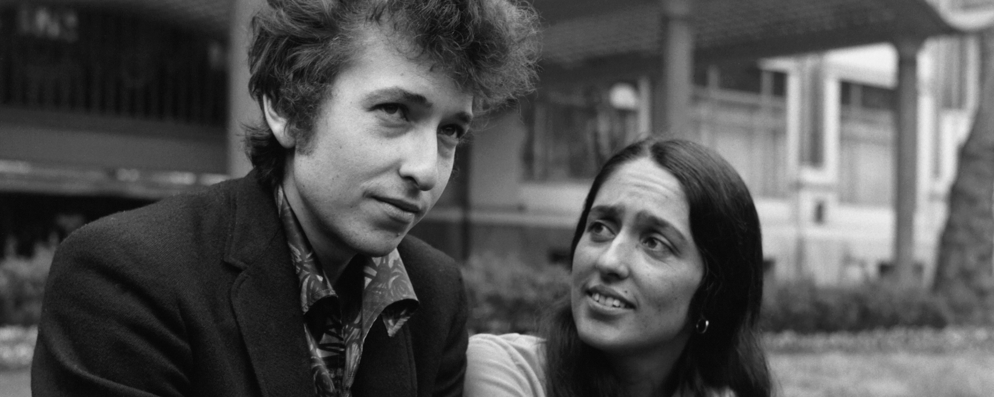 3 جواهر شعبية من عام 1963 تظهر كيف غيّر بوب ديلان موسيقى البوب